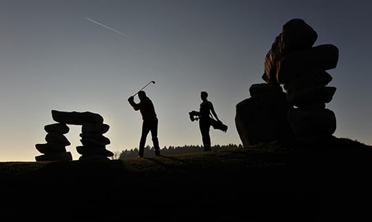 Zwei Golfspieler in Bayern beim Abschlag