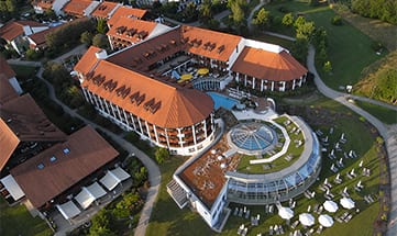 Luftaufnahme des Hotels Fürstenhof mit sichtbarem Aussenbecken