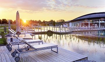 Liegen am See bei Sonnenuntergang