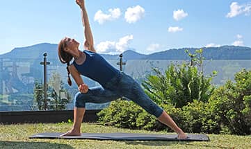 Frau macht Yoga