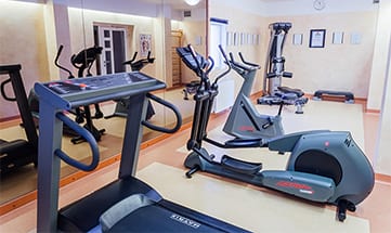 Mehrer Trainingsgeräte unter anderem Laufbänder