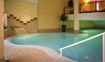 Indoor Pool mit Geländer für sanften Einstieg