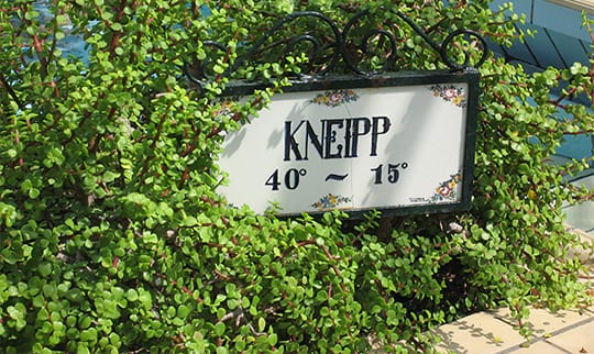 Ein Schild erinnert an Kneipps Lehre