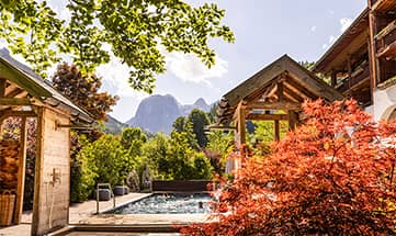 Blick von der Seite auf den Außenpool