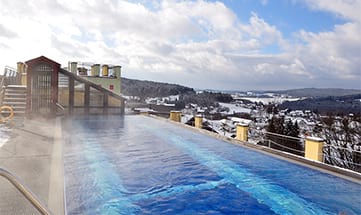 Skypool im Winter mit Blick auf Grafenwiesen