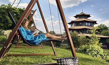 Frau entspannt im Garten