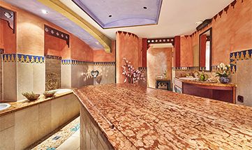 Gemütlicher Anwendungsraum mit Massageliege