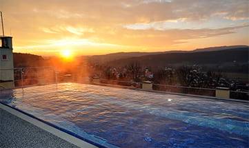 Großer Dachpool während eines Sonnenuntergangs