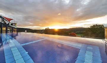 Sonnenuntergang vor dem Dachpool