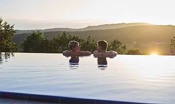 Paar entspannt im Skypool