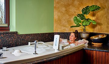 Frau nimmt ein Schaumbad