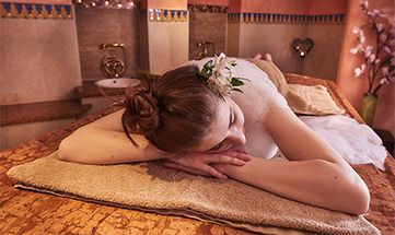 Frau entspannt nach einem Schaumbad