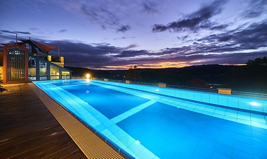 Großer Skypool beleuchtet am Abend