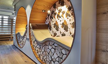 Liegen im Ruheraum in rundem Holz