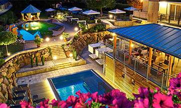 Luftaufnahme vom Außenpool sowie Naturbadeweiher