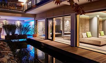 Blick von Außen durch eine Glasfassade in einen Ruheraum