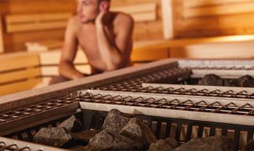 Mann schwitzt in Sauna