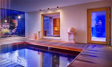 Durchgang zu Duschen und Saunen im Spa mit Holzboden und Wasser