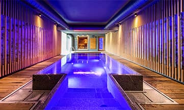 Blau beleuchteter eckiger Whirlpool