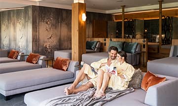 Paar entspannt im Ruheraum