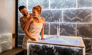 Paar genießt die Eis-Lounge