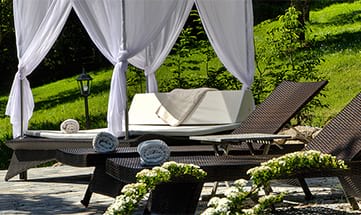 Weißes Himmelbett im Garten