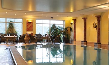 Großes Schwimmbad im römischen Stil mit Säulen