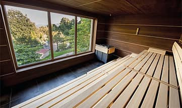 Panorama-Sauna mit Ausblick im Sommer