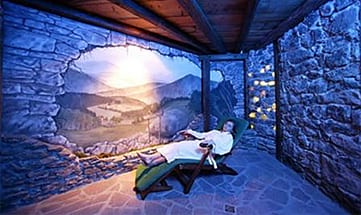 Frau entspannt auf Liege im blau beleuchteten Salzstollenraum