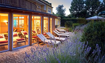 Liegen im Wellness-Garten am Abend