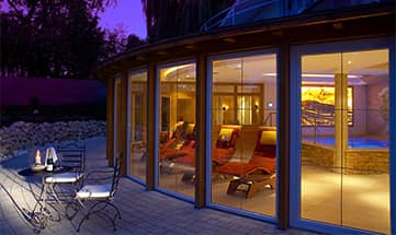 Wellness-Garten bei Nacht