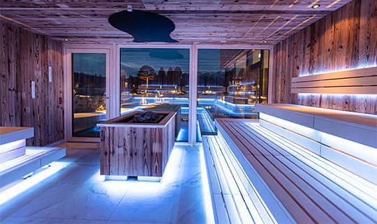 Beleuchtete Sauna mit Glaspanorama