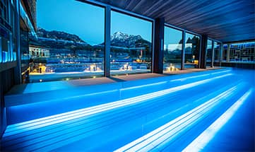 Blau beleuchtete Eventsauna am Abend