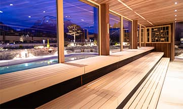 Hell beleuchtete Sauna am Abend