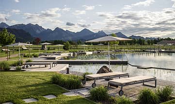 Liegen im Garten mit Blick auf die Berge