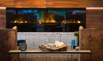 Zwei Sessel vor einem Kamin