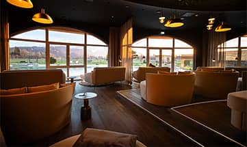 Sofas im Ruhebereich mit Ausblick