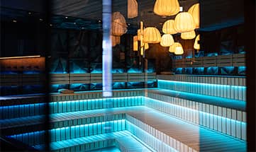 Blau beleuchtete Sauna 