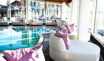 Runde weiße Sessel im Schwanenbad