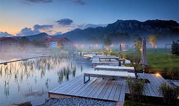 Liegen neben dem Schwimmteich am Abend