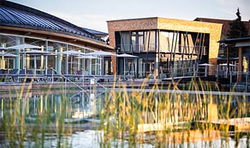 Außenansicht der Wasserwelt im Blick vom See
