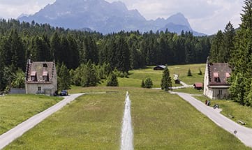 Ausblick auf die beiden Torhäuser und die Zugspitze