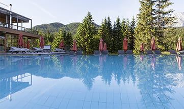 Blick auf das Badehaus und die umliegenden Wälder am Tag