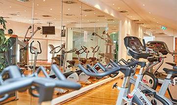 Eine Auswahl moderner Fitnessgeräte im Sportbereich