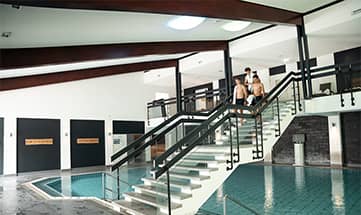 Treppe zum Innenpool