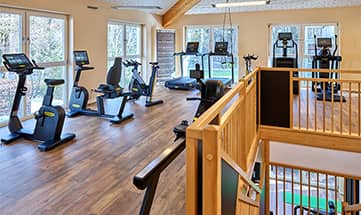 Eine Auswahl moderner Fitnessgeräte im Sportbereich im Tower of Power