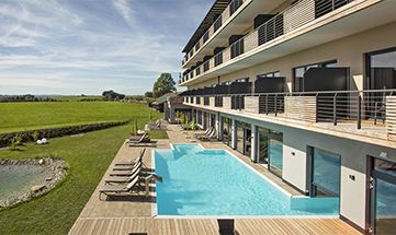 Großer Außenpool am Tag