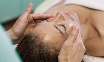 Frau genießt Kopfmassage