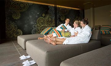 Frauen entspannen im Ruheraum