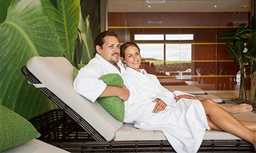 Paar entspannt auf Liege im Ruheraum